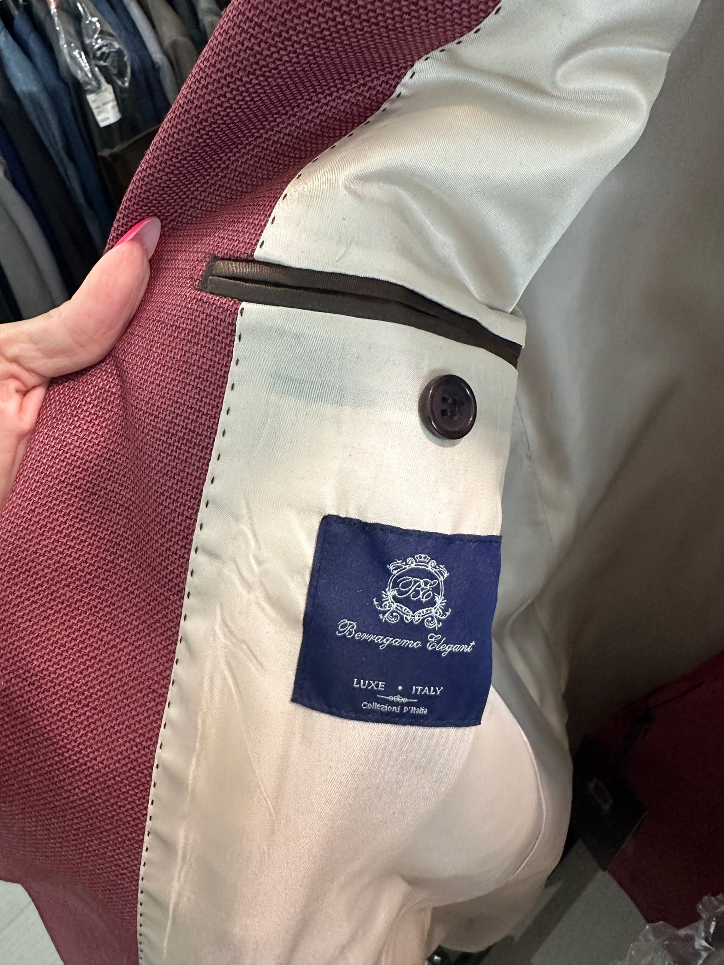 Elegant Modern Fit Blazer in Burgundy